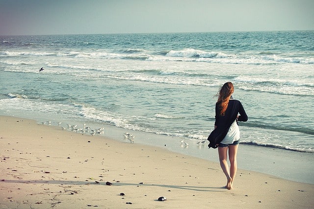 mujer caminando playa mar